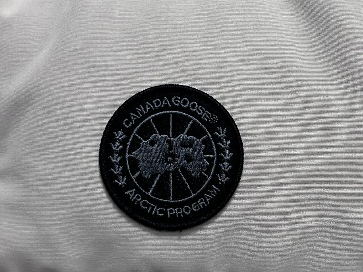 P360 [Canada Goose] Canada Goose black label #Freestyle Crew 4151mb men’s and women’s vest down ➖ Imported Behringer embroidery machine with customized 10,000-needle embroidery label! ➖ Imported 21-count polyester-cotton blended original fabric, using Feather-Light 10D waterproof coating fabric, made of 84.5% polyester fiber and 15.5% cotton, 100% the best feel in the entire network! ➖ The genuine official website uses the national standard 80 white duck down, and will never be misled by false claims such as 90 down or goose down! ➖ 100% nylon nylon lining with double double-layer sealing design to prevent velvet from running away. Top-grade polar fleece is used in the collar and pockets to keep warm and comfortable! ➖ Yoshida YKK provides original custom-made electroplated sliders. YKK two-way lockable zippers are tight and smooth and will not peel off paint! ➖ 3M composite original Velcro is durable, and all accessories and hardware are disassembled and customized! ⛔No slander, no exaggeration, no need for too much copywriting, because it is focused, it is professional!  SIZE: XS S M L XL XXL
